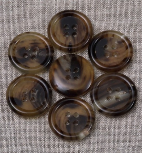23L Polished Horn Buttons