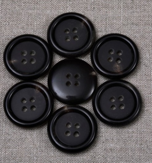 30L Polished Horn Buttons