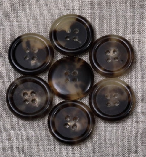 40L Polished Horn Buttons